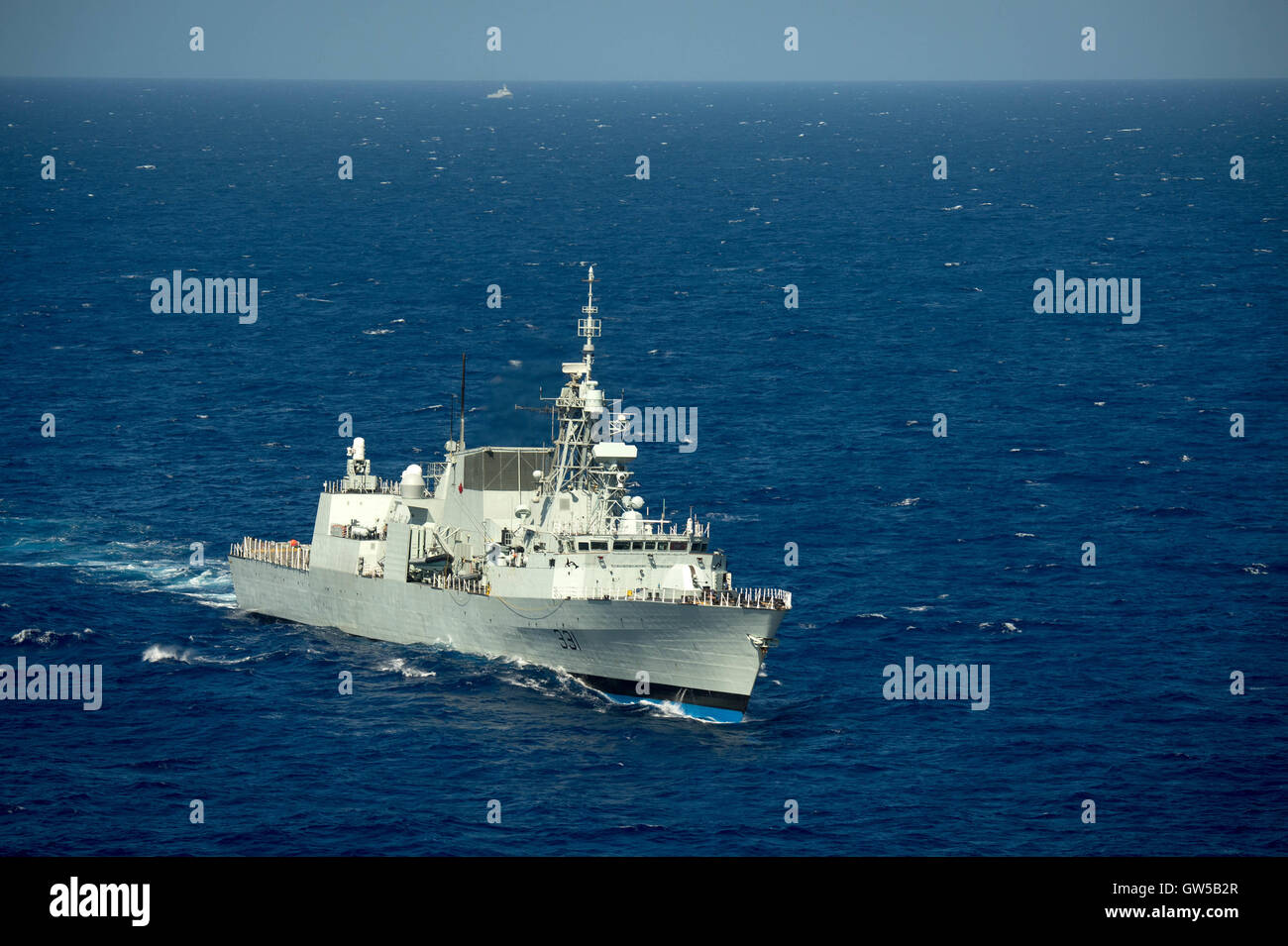 Royal Canadian Navy Halifax-Klasse Fregatte Her Majestys kanadische Schiff HMCS Vancouver dampft in schließen Bildung während der Rand der pazifischen Übung 22. Juni 2016 in den Pazifischen Ozean. 26 Nationen, mehr als 40 Schiffe und u-Boote, mehr als 200 Flugzeugen und 25.000 Mitarbeiter nehmen an RIMPAC Teil. Stockfoto