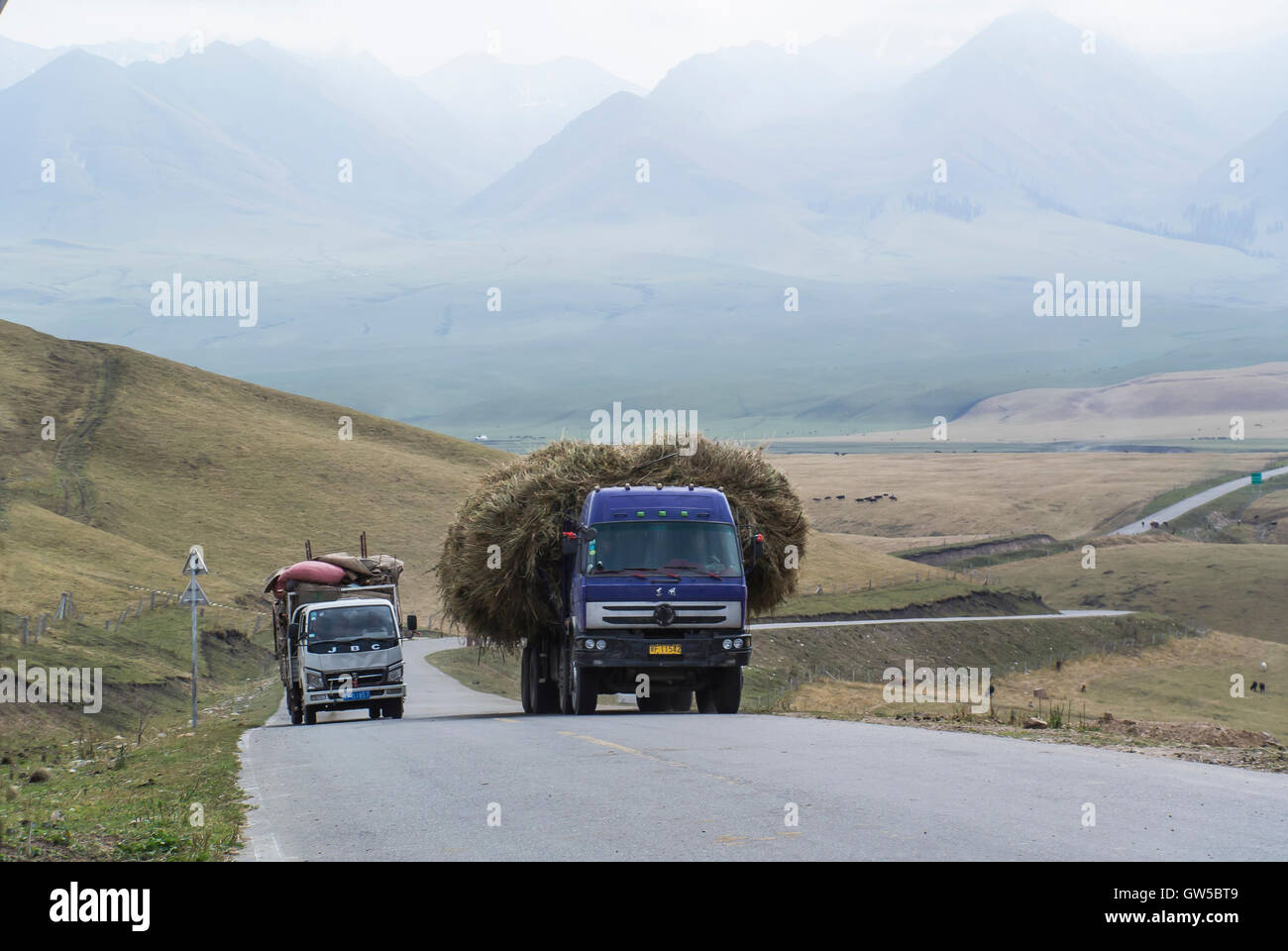 Überlastete Lkw unterwegs auf der Autobahn - China Stockfoto