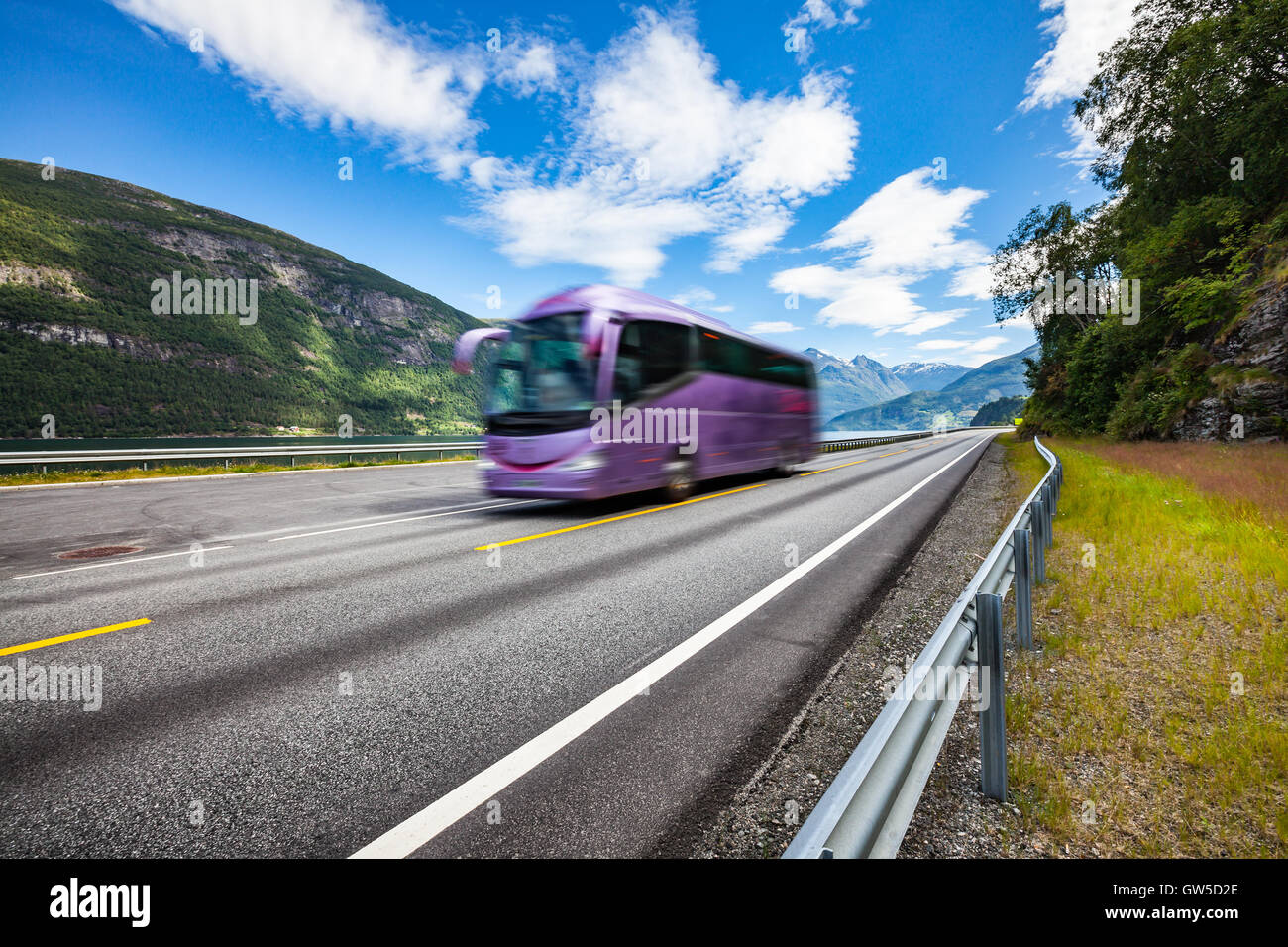 Sightseeing-Bus Reisen in Norwegen unterwegs. Touristenbus in Motion blur. Stockfoto