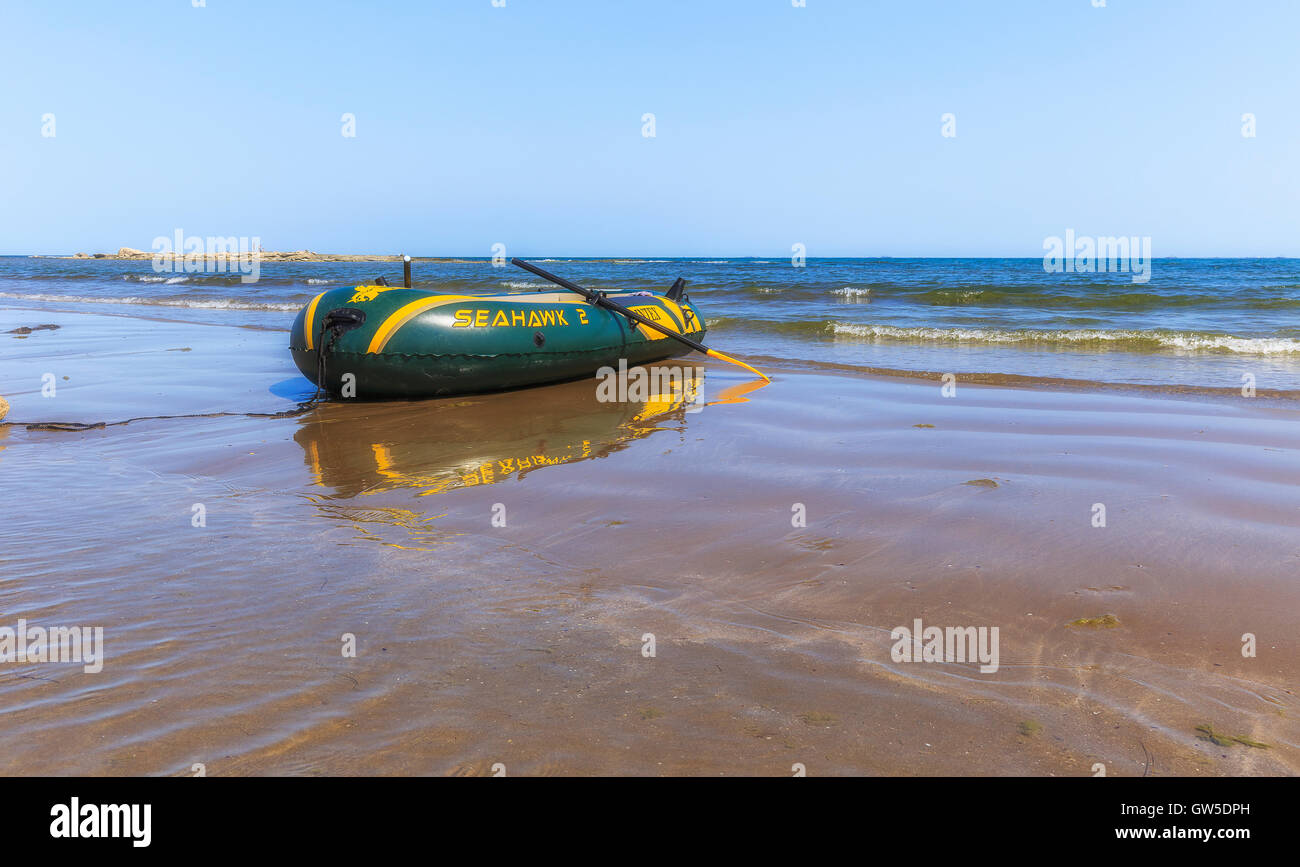 BAKU, Aserbaidschan - 28 August 2016:Inflatable Schlauchboot mit Rudern auf der Küste des Kaspischen Meeres Stockfoto