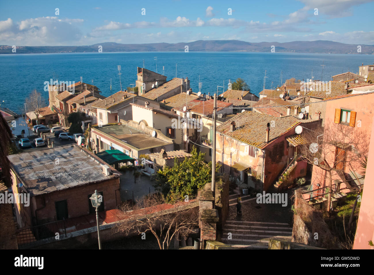 Anguillara Sabazia auf dem Dach, See und Skyline sehen. Stockfoto