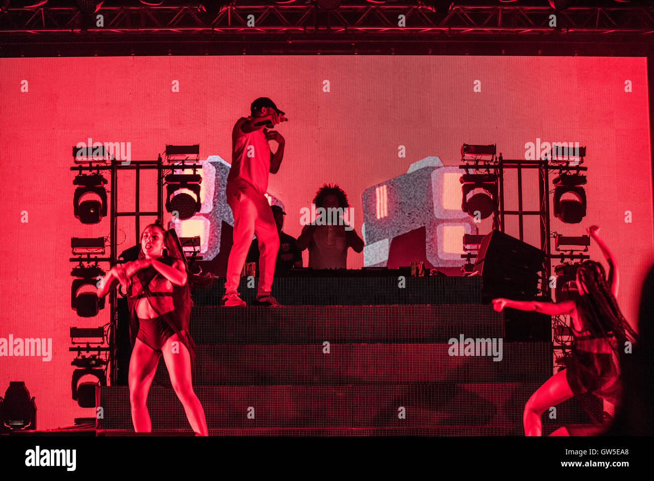 Jillionaire und Walshy Fire von Major Lazer führen Sie am Tag 1 der Bestival 2016 um Robin Hill Country Park am 9. September 2016 Stockfoto