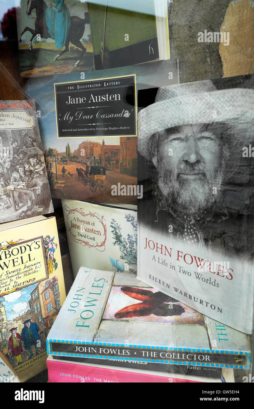 John Fowles und Jane Austen Bücher in einem Buchladen Fenster in Lyme Regis, Dorset, England UK KATHY DEWITT Stockfoto