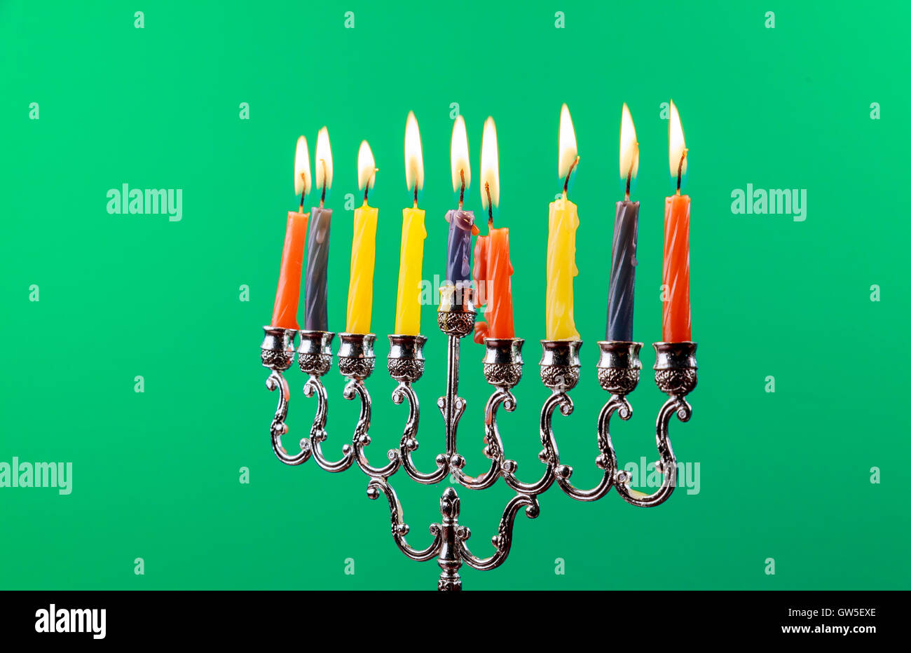 Hanukkah Menorah mit Kerzen grünen Hintergrund isoliert Stockfoto