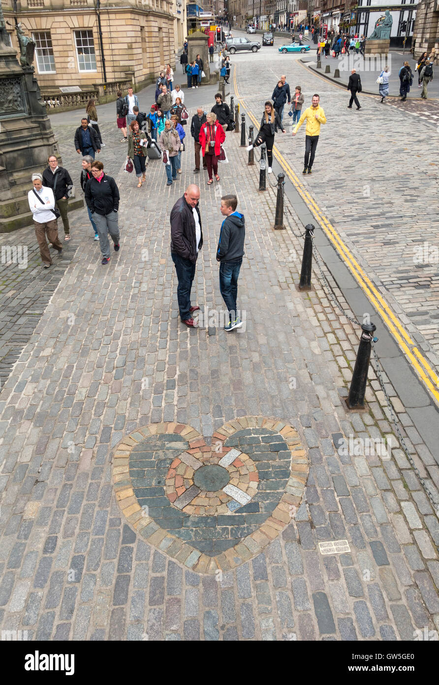 The Heart of Midlothian Edinburgh Schottland. Grenzstein auf der High Street Teil der Royal Mile. Menschen, die spucken auf ihn als Glücksbringer Stockfoto