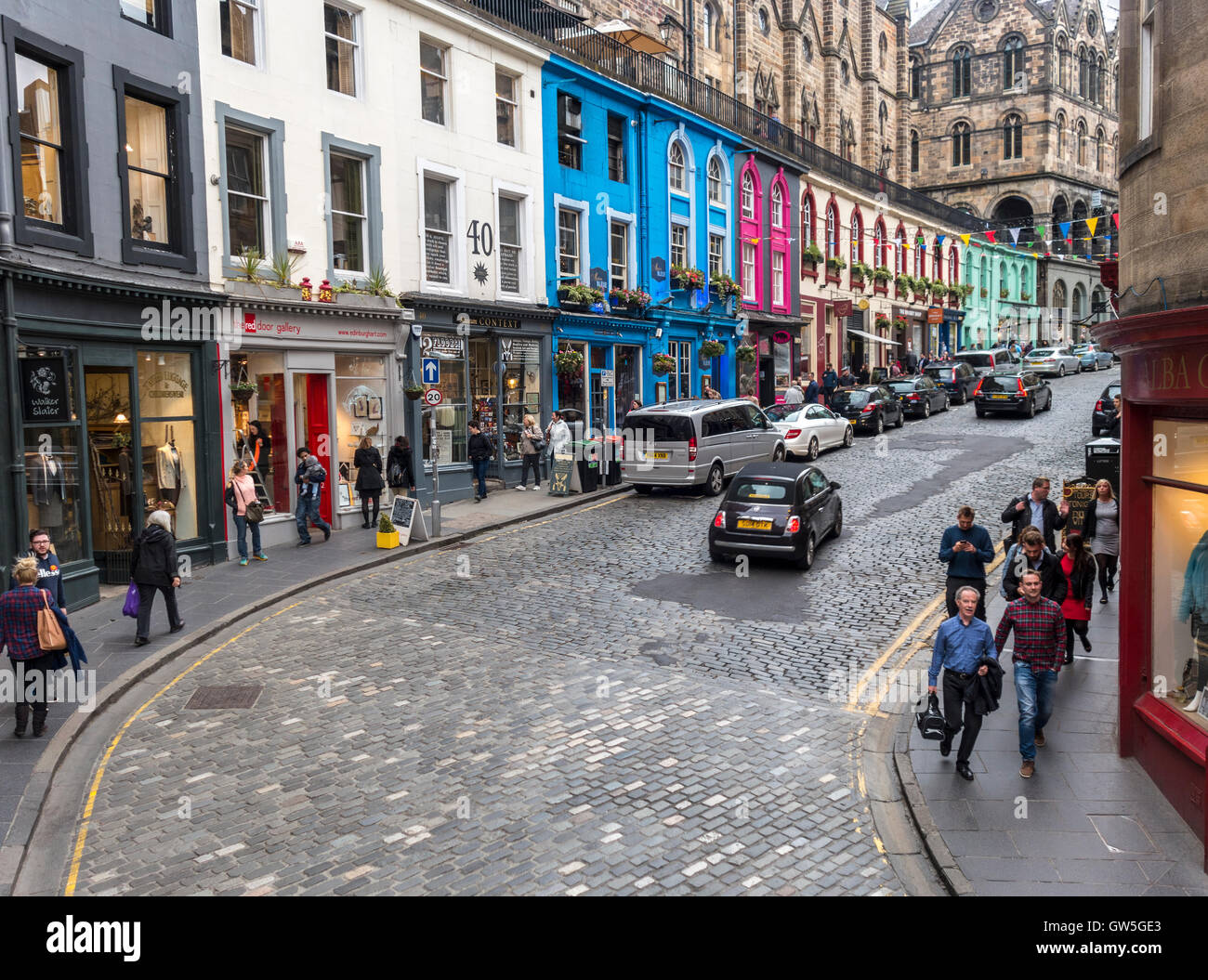 Edinburgh West Bogen und Victoria Street mit farbenfrohen Geschäften in der Altstadt. Stockfoto