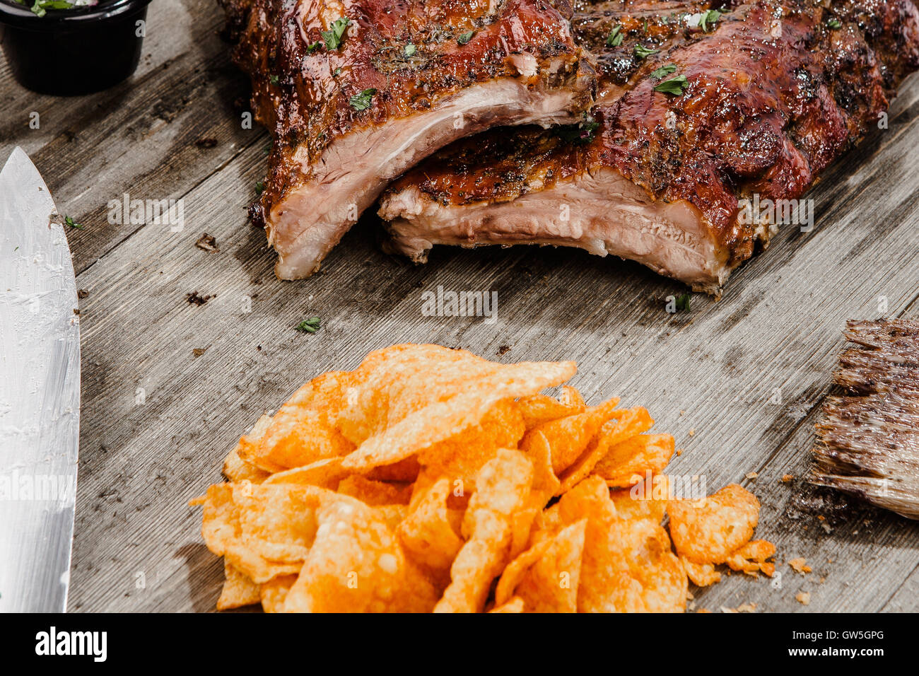 Baby Back Ribs geschnitten unten das Zentrum Gestell mit Kartoffelchips Stockfoto