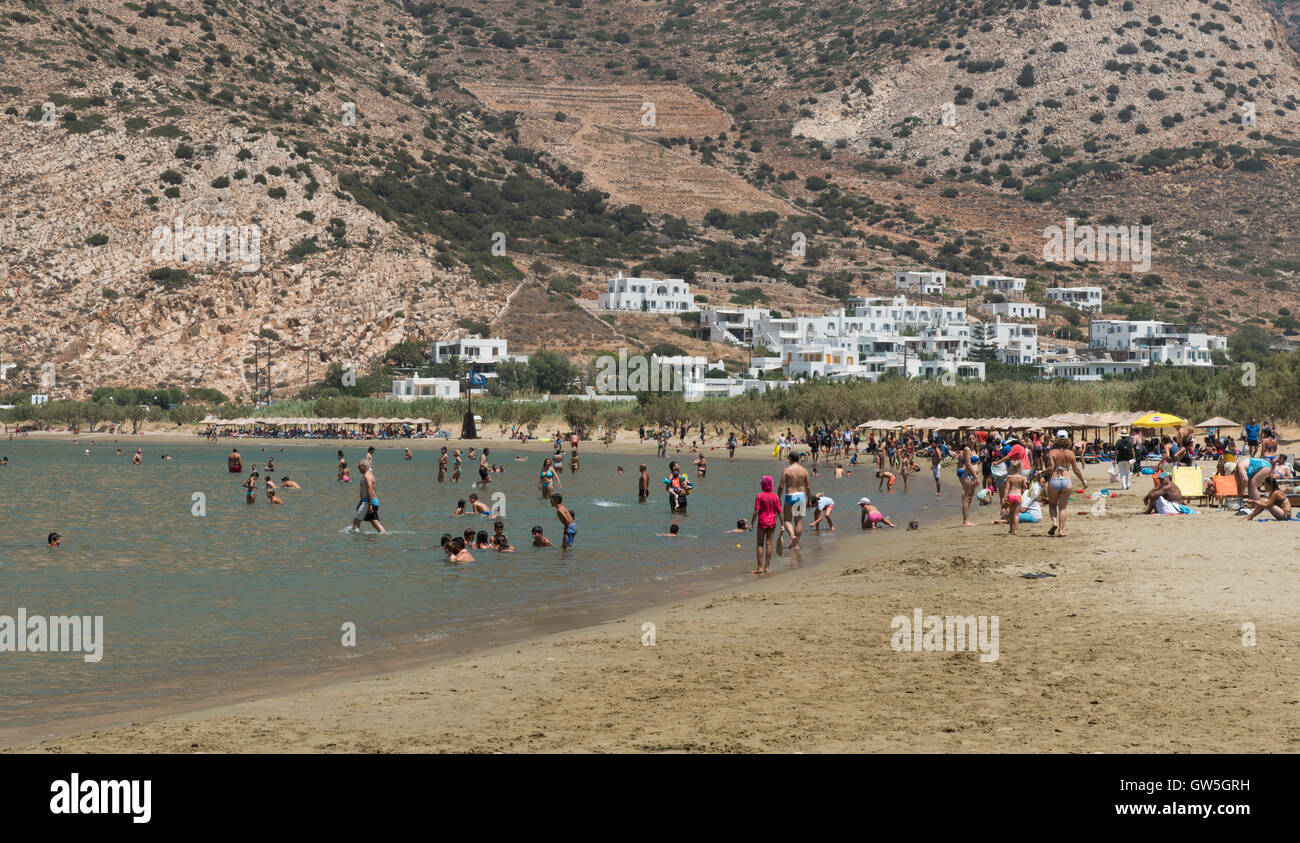 Schwimmer in Kamares Strand und genießen Sie den Sommerurlaub auf der griechischen Insel Sifnos in Griechenland. Stockfoto