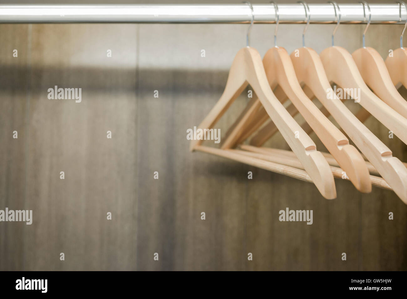 Kleiderbügel im Schrank. Kopieren Sie Raum. Stockfoto