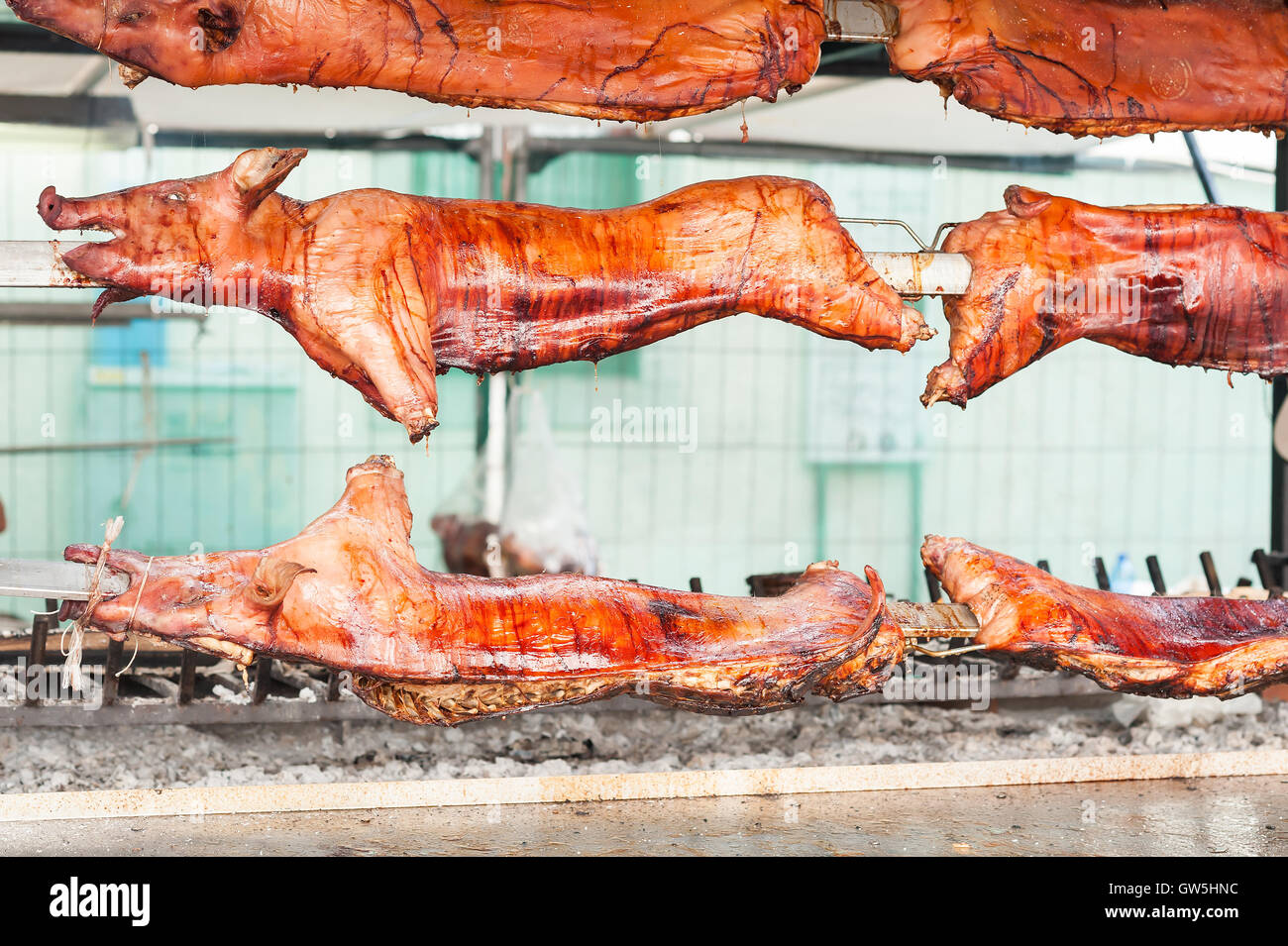 Gebratenes Schweinefleisch Kadaver auf dem Grill gebacken. Stockfoto