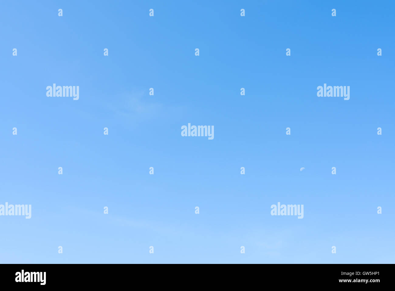 blauer Himmel und Mond auf Datenträger, minimal. Stockfoto