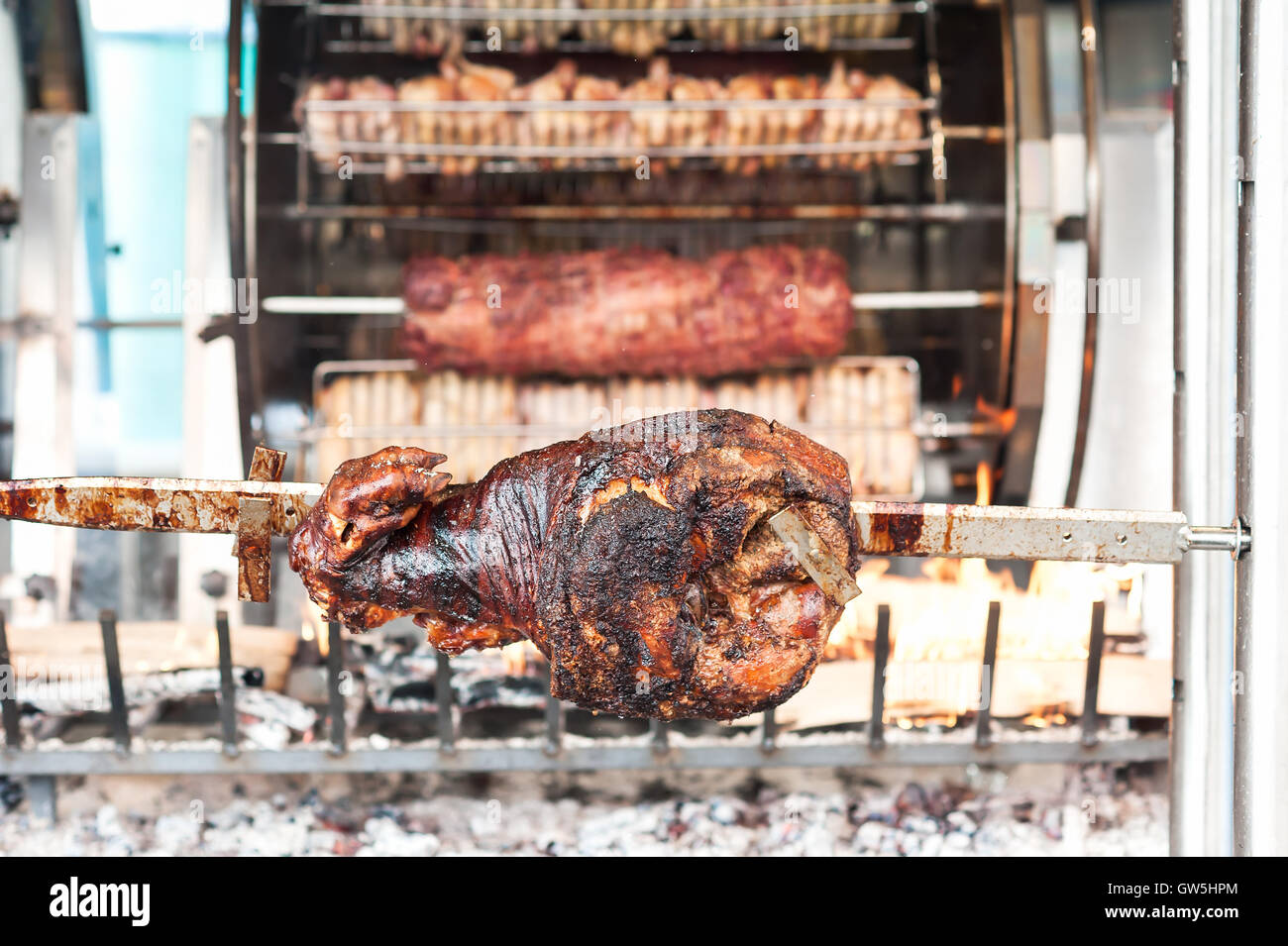 Geröstete Bein vom Schwein auf dem Grill Spieß. Stockfoto