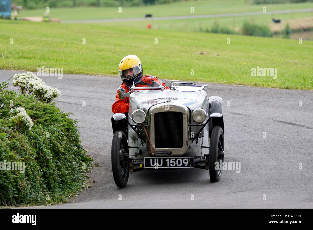 Robert Moore steuert his1929 Austin 7 in den Kreisverkehr bei der 2016 Chateau Impney Hill Climb Stockfoto