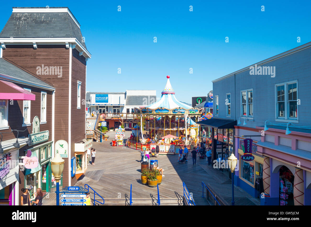 San Francisco, USA – 21. September 2015: Touristen zwischen den Sehenswürdigkeiten, Geschäfte und Restaurants in der Pier 39. Stockfoto