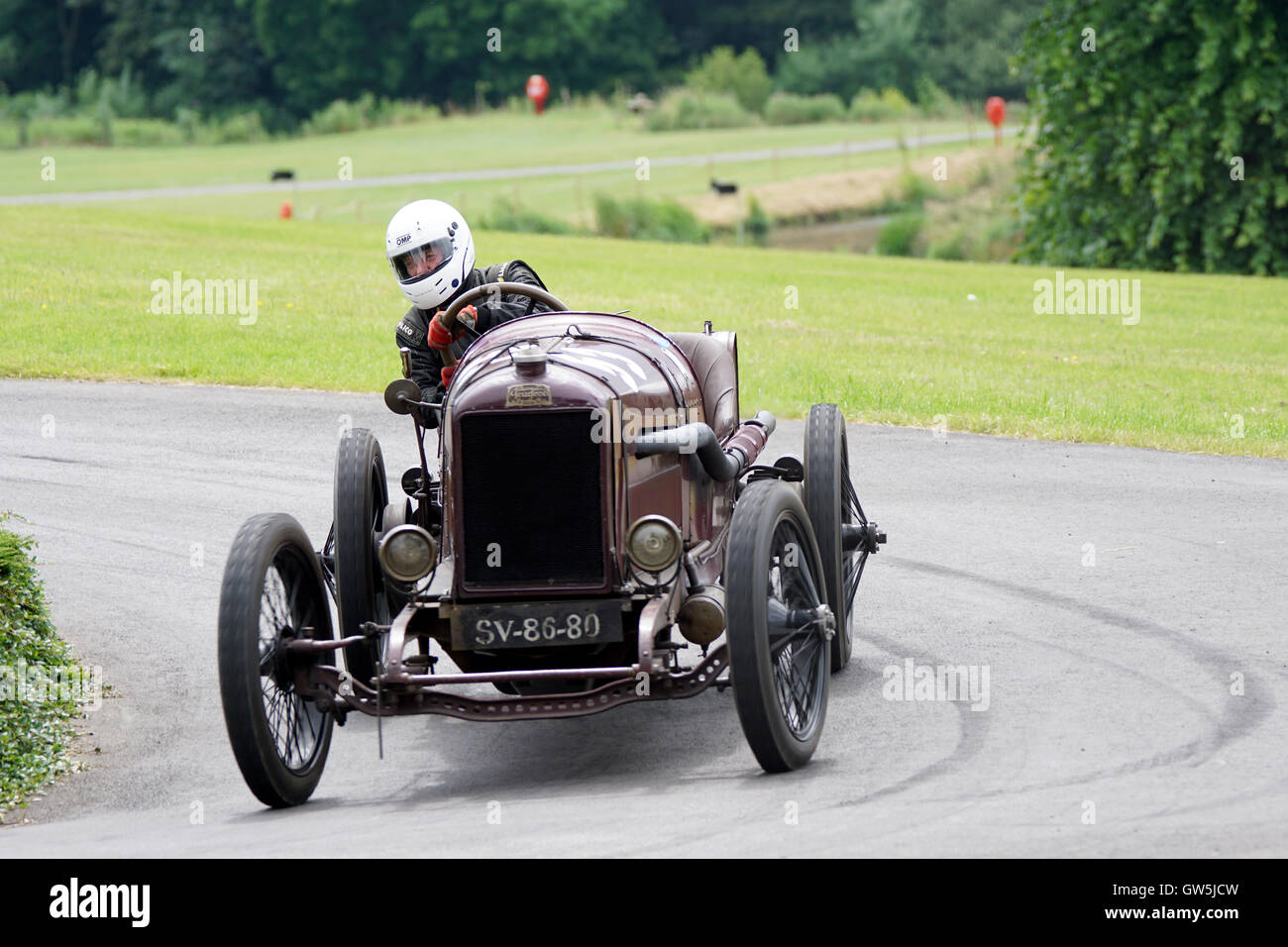 Clive Presse einschalten seine 1913 Peugeot 148 GP in den Kreisverkehr bei der 2016 Chateau Impney Hill Climb Stockfoto