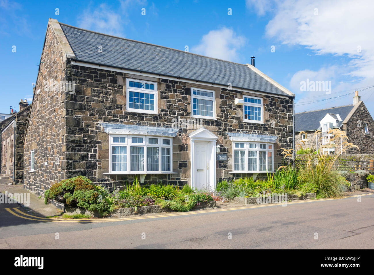Ein schöner Doppel fronted freistehende Wohnhaus aus lokalen Whin Sill oder auswarfen Eruptivgestein Craster Northumberland Eng gebaut Stockfoto
