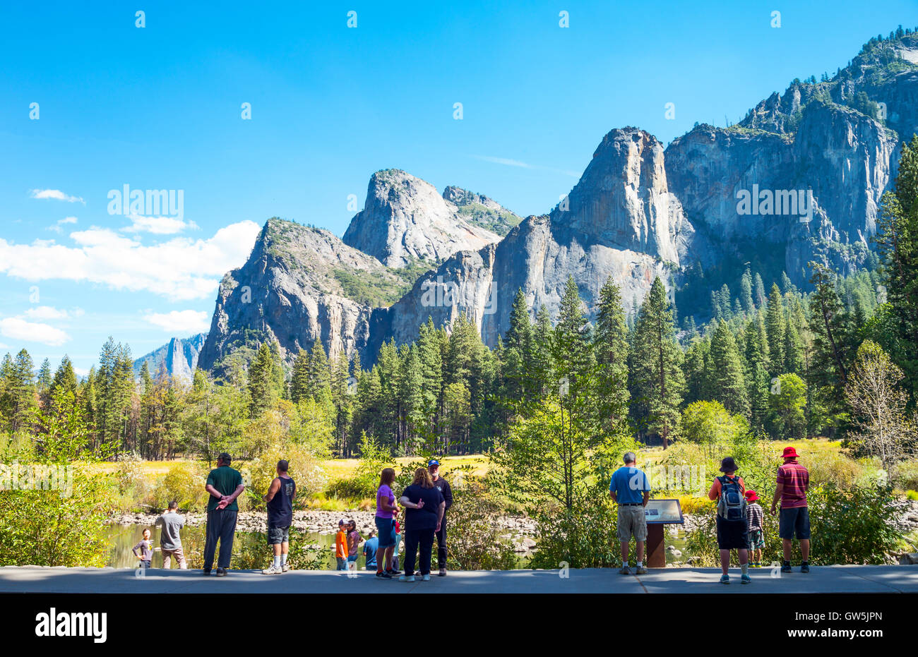 Yosemite Park, USA – 25. September 2015: Touristen auf der Suche auf die Türme der Kathedrale-Berge Stockfoto
