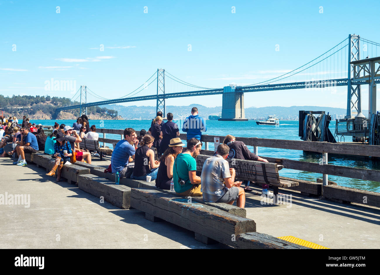 San Francisco, USA - 26. September 2015: Touristen auf dem Pier von Ferry Building mit der Bay Bridge im Hintergrund Stockfoto