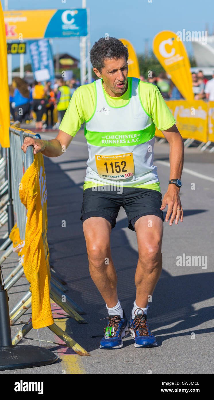 Aufwärmen vor dem Start eines laufenden Rennens Läufer. Stockfoto
