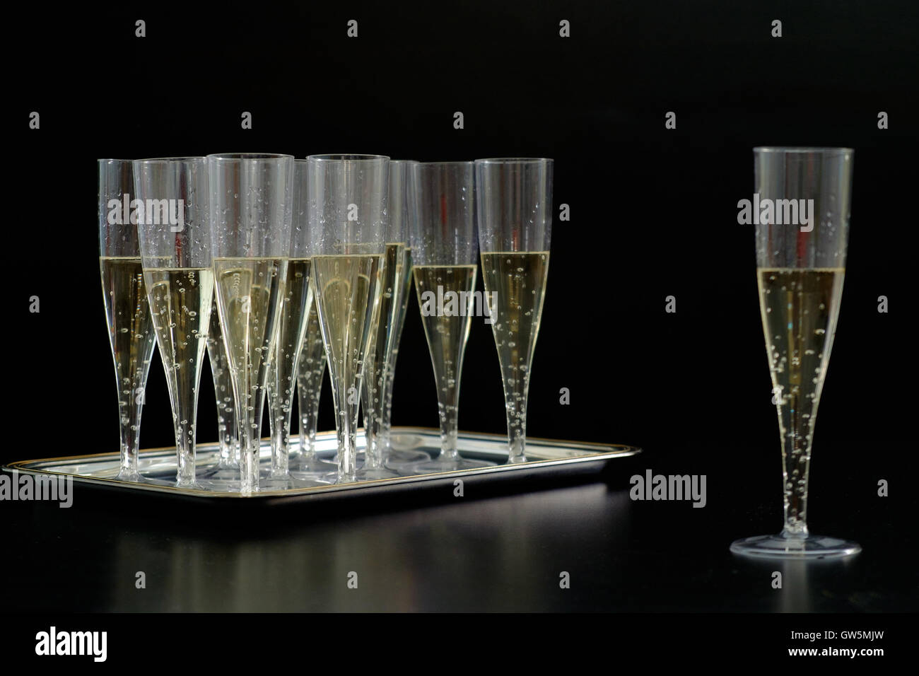 Champagner Flöten Gläser auf schwarzem Hintergrund isoliert Stockfoto