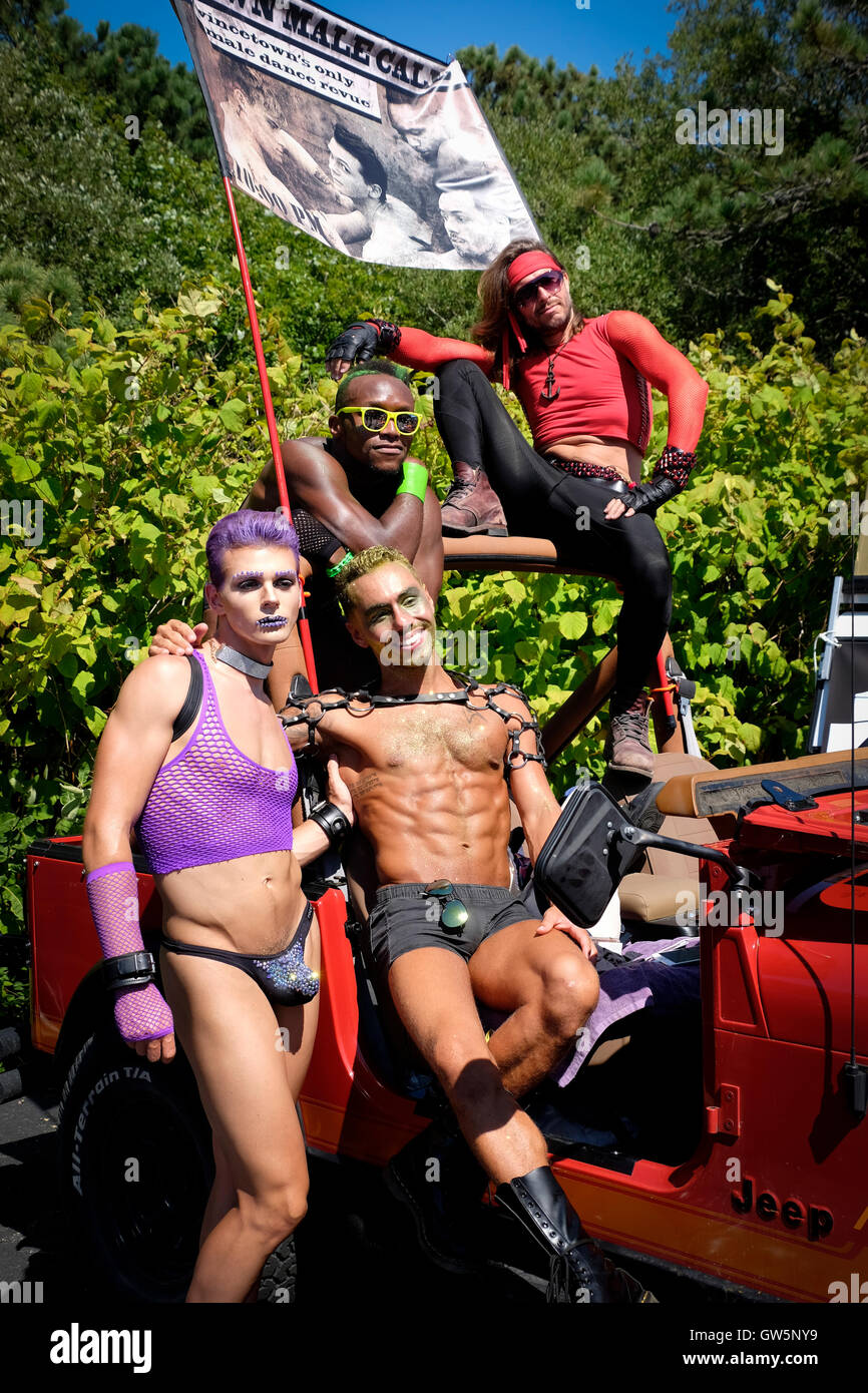 Vier Schwule Entertainer Vorbereitung zur Teilnahme an eines Karnevalsumzug in Provincetown, MA, USA Stockfoto