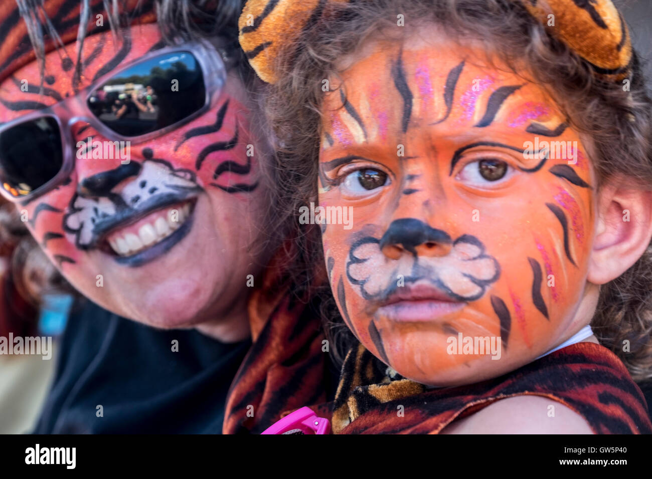 Mutter und Tochter mit ihren Gesichtern gemalt für den Karneval in Provincetown, MA. Stockfoto