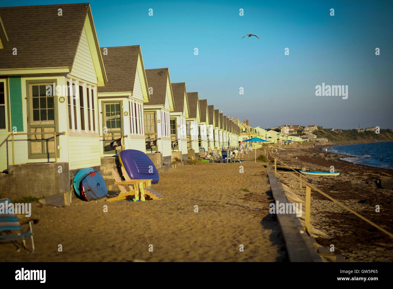 Zeile der Strand Häuser entlang der Küste von Cape Cod mit Blick auf den Strand und die Cape Cod Bay Stockfoto