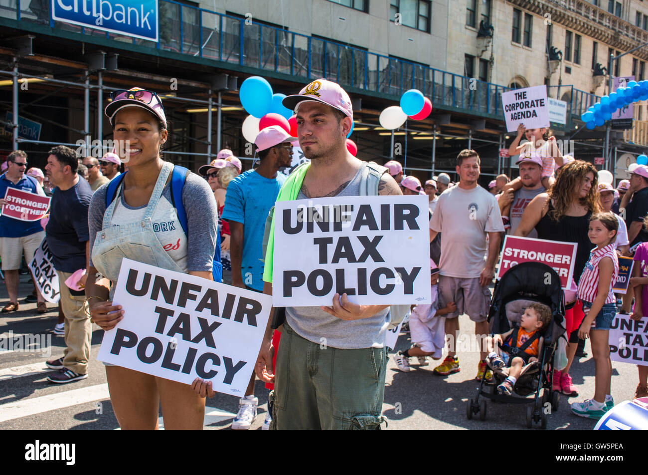 Tausende von New Yorkern arbeiten versammelte sich eine Menschenmenge in Manhattan Fifth Avenue, ihre hart arbeitenden Gewerkschaften, Arbeitsplatzsicherheit, Vorteile und Löhne bei ihrer jährlichen Labor Day Parade zu würdigen. In diesem Jahr International Union der tätigen Ingenieure General Präsident James Callahan diente als Grand Marshal und District Council 37 AFSCME Executive Director Henry Garrido marschierten als ihre 2016 Parade Stuhl. Gouverneur des Staates New York, Andrew Cuomo, Sprecher der New Yorker Stadtrat, Melissa Mark-Viverito, New York City Comptroller Scott M. Stringer und Bürgermeister von New York City Bill de Blasio trat th Stockfoto