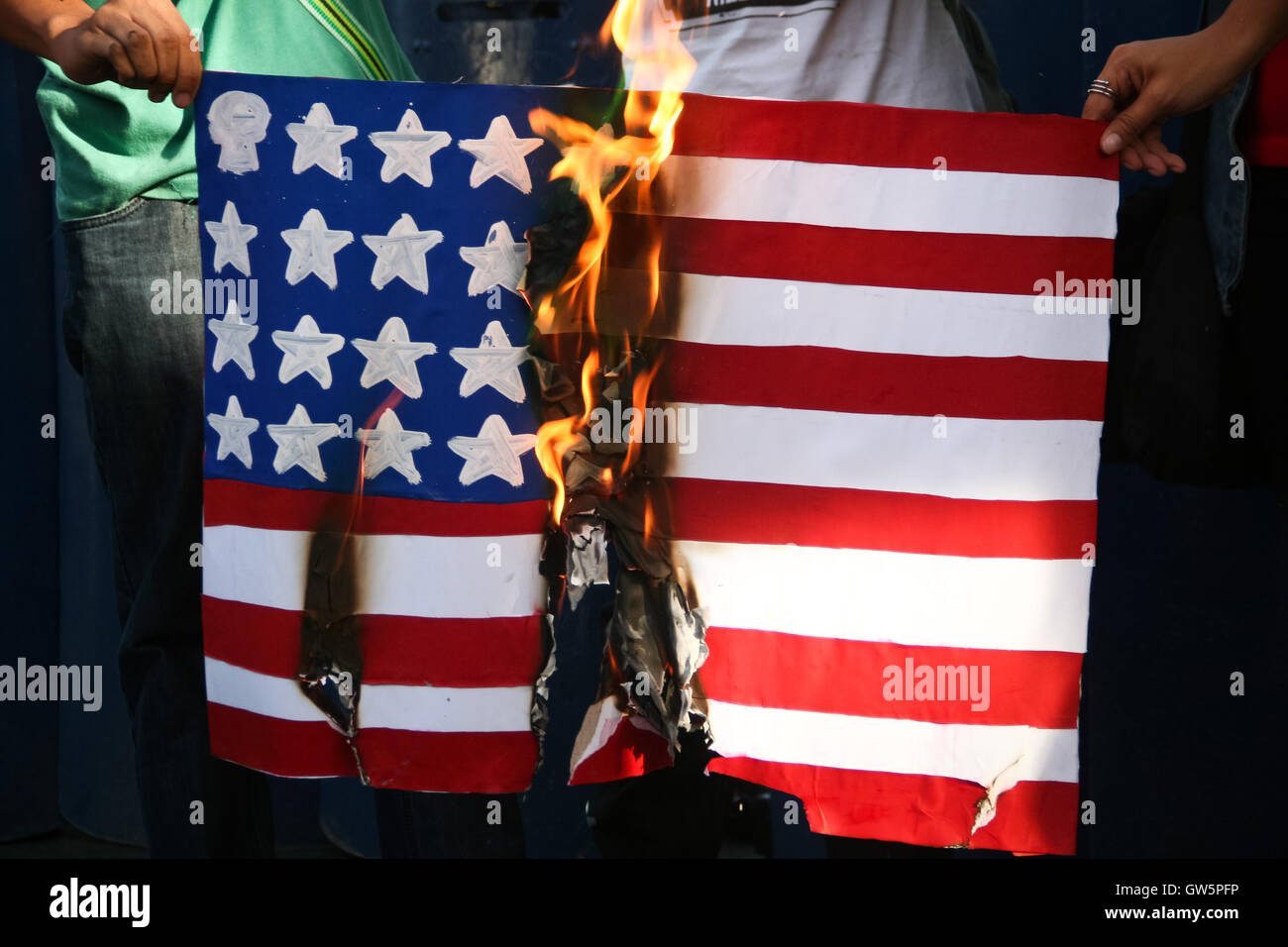 Studentengruppe League of Filipino Students marschierten an die US-Botschaft in Roxas Boulevard in Manila, Sonntag Nachmittag. Die Gruppe brannte ein mock US-Flagge, wie sie ihre Forderung gegen die angebliche anhaltenden Intervention der USA in das Land Luft. (Foto: J Gerard Seguia/Pacific Press) Stockfoto