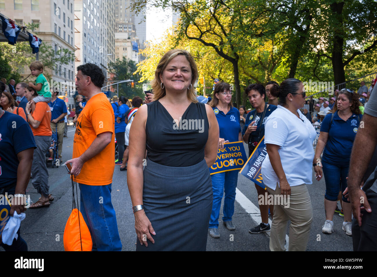 Tausende von New Yorkern arbeiten versammelte sich eine Menschenmenge in Manhattan Fifth Avenue, ihre hart arbeitenden Gewerkschaften, Arbeitsplatzsicherheit, Vorteile und Löhne bei ihrer jährlichen Labor Day Parade zu würdigen. In diesem Jahr International Union der tätigen Ingenieure General Präsident James Callahan diente als Grand Marshal und District Council 37 AFSCME Executive Director Henry Garrido marschierten als ihre 2016 Parade Stuhl. Gouverneur des Staates New York, Andrew Cuomo, Sprecher der New Yorker Stadtrat, Melissa Mark-Viverito, New York City Comptroller Scott M. Stringer und Bürgermeister von New York City Bill de Blasio trat th Stockfoto