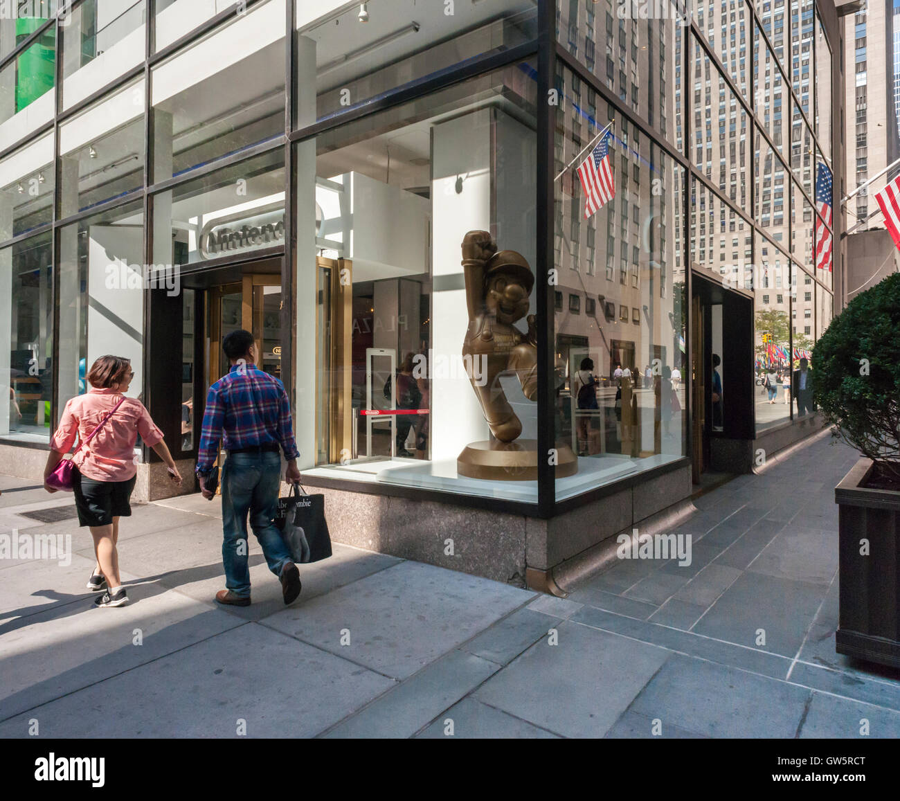 Nintendo New York speichern im Rockefeller Center in New York auf Donnerstag, 8. September 2016. Nintendo Aktien stieg um 29 % auf die Ankündigung, dass das Spiel Unternehmen bringt es Mario Franchise auf dem iPhone, in Form eines neuen Spiels, 'Super Mario Run', und wird die Freigabe einer Version von "Pokemon Go" für die Apple Watch. (© Richard B. Levine) Stockfoto