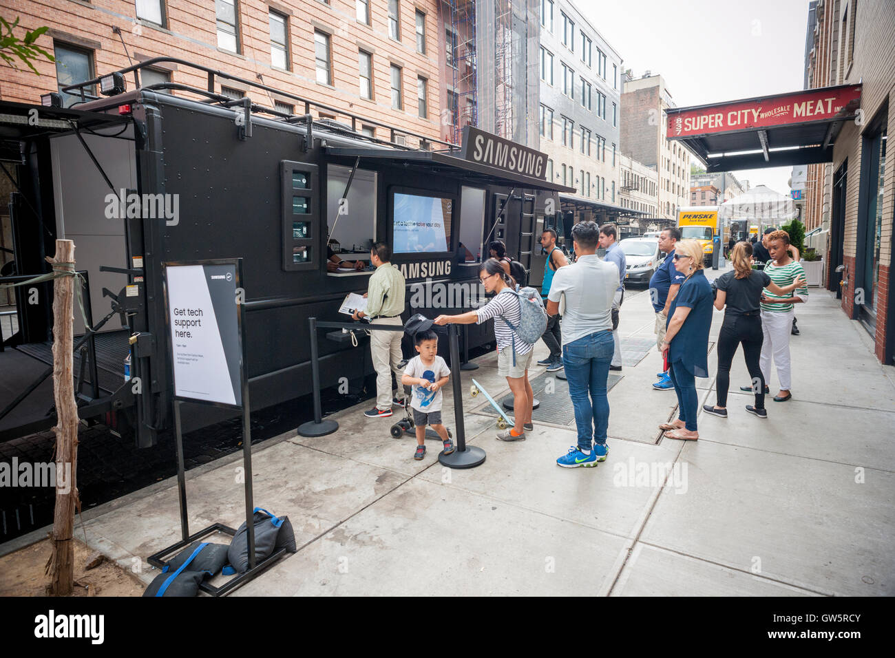 Samsung Besitzer auf Linie für den Dienst auf einem Pop-up-Trailer zur Fashion Week außerhalb der Samsung 837-Showroom im Meatpacking District in New York am Freitag, 9. September 2016. Die Batterien im Samsung Electronics Galaxy Note 7 Smartphones können während des Ladevorgangs ein Verbot, laden sie auf mehrere Fluggesellschaften und eine obligatorische Rückruf Fällung offenbar Feuer fangen. (© Richard B. Levine) Stockfoto