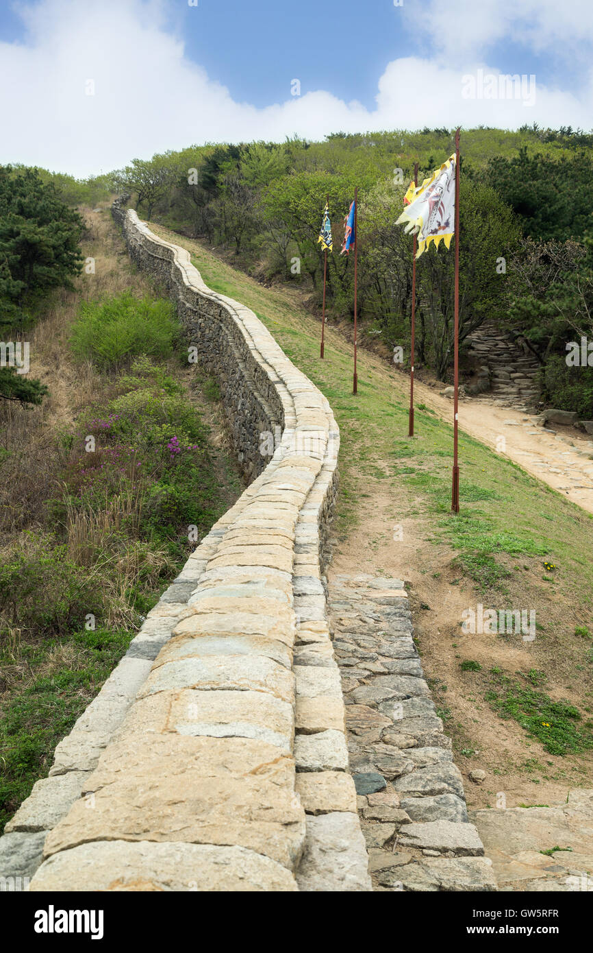 Blick auf die umgebende Wand neben der North Gate Geumjeongsanseong Festung in Busan, Südkorea. Stockfoto