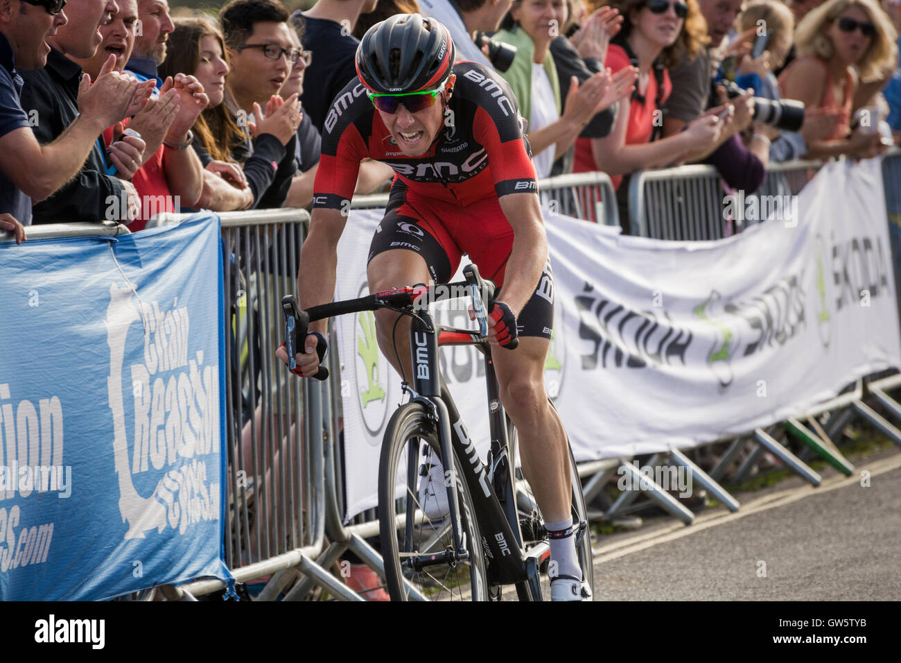Die Menge jubelt auf Rohan Dennis, er nähert sich der Ziellinie der Stufe 7 b der Tour von Großbritannien 2016 in Bristol Stockfoto