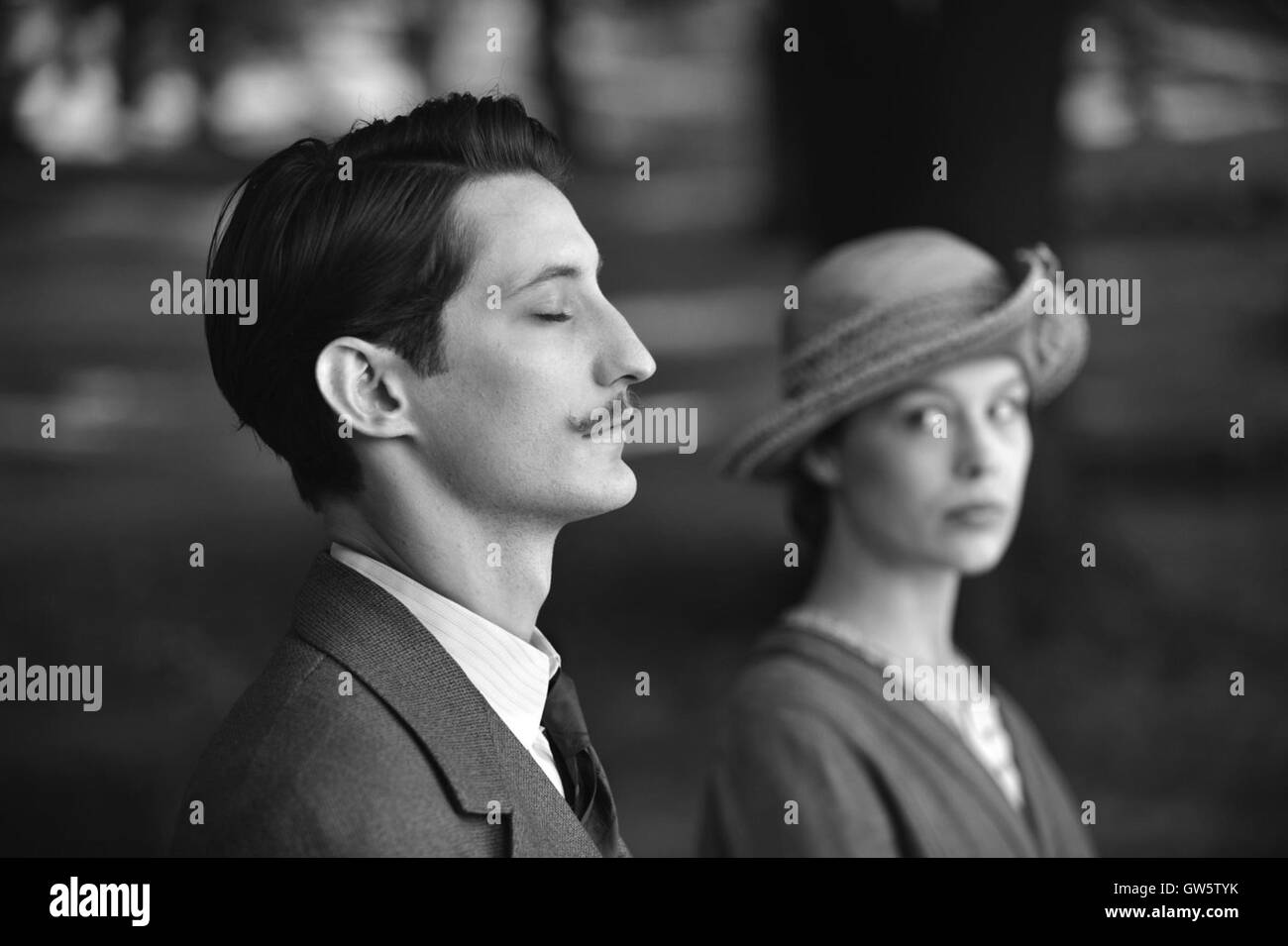 Frantz ist eine 2016 Drama Film von Francois Ozon. Es wurde ausgewählt, um für den 73. Internationalen Filmfestspielen von Venedig den goldenen Löwen konkurrieren. In Venedig gewann der Film den Marcello Mastroianni Award.  Dieses Foto ist nur zu redaktionellen Zwecken und unterliegen dem Copyright von der Filmgesellschaft und/oder der Fotograf von dem Film oder der Firma zugeordnet und kann nur durch Veröffentlichungen im Zusammenhang mit der Förderung der oben genannten Film reproduziert werden. Eine obligatorische Gutschrift auf die Filmgesellschaft ist erforderlich. Der Fotograf sollte auch angerechnet werden, wenn known.be gutgeschrieben, wenn bekannt. Stockfoto