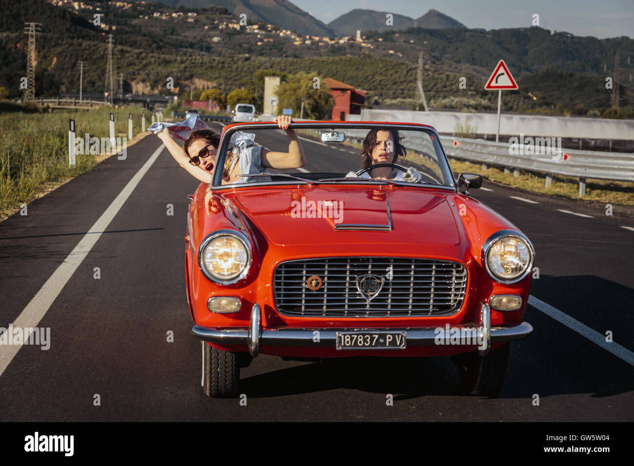 Wie verrückt ist ein 2016 italienischer Film von Paolo Virzì, starring Valeria Bruni Tedeschi und Micaela Ramazzotti gerichtet. Es erzählt die Geschichte von zwei Frauen mit unterschiedlichen Hintergründen, die Freunde werden während der Behandlung in einer psychiatrischen Anstalt.  Dieses Foto ist nur zu redaktionellen Zwecken und unterliegen dem Copyright von der Filmgesellschaft und/oder der Fotograf von dem Film oder der Firma zugeordnet und kann nur durch Veröffentlichungen im Zusammenhang mit der Förderung der oben genannten Film reproduziert werden. Eine obligatorische Gutschrift auf die Filmgesellschaft ist erforderlich. Der Fotograf sollte auch angerechnet werden, wenn known.be gutgeschrieben Stockfoto