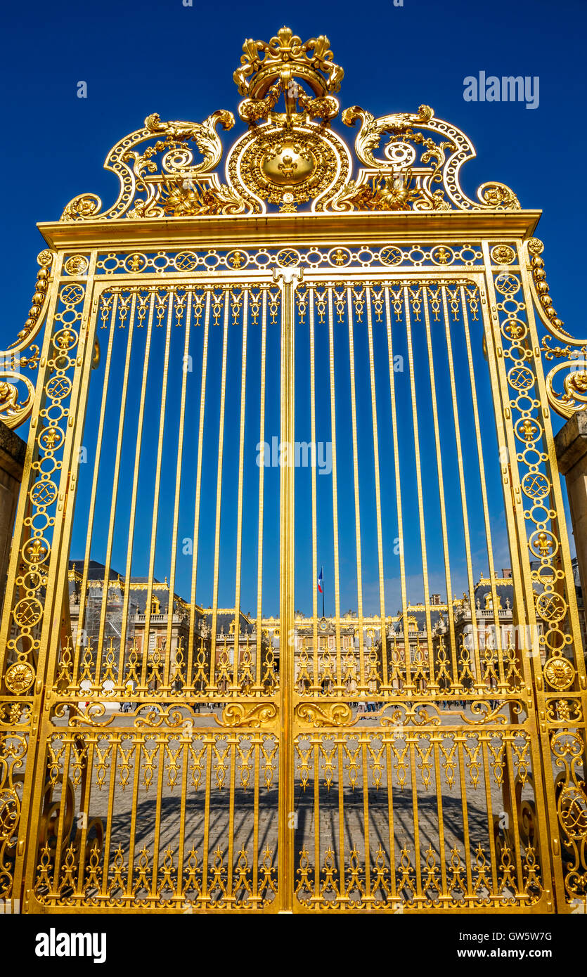 Schwere reich verzierte vergoldete Tor im Schloss Versailles, France Stockfoto