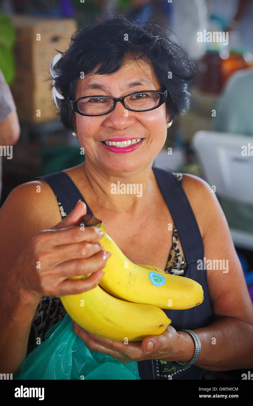HILO, HAWAII - 13. Juli 2013: Eine unbekannte Frau bietet Bananen zum Verkauf an der Hilo Bauernmarkt am 13. Juli 2013. Stockfoto