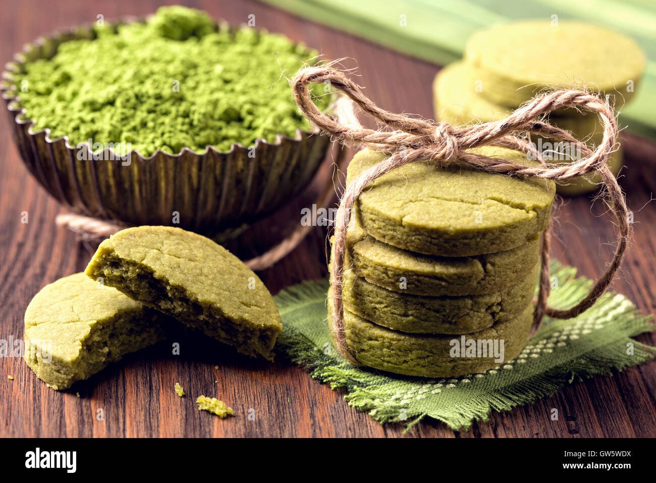 Matcha-Grüntee-Cookies auf einem Holztisch Stockfoto