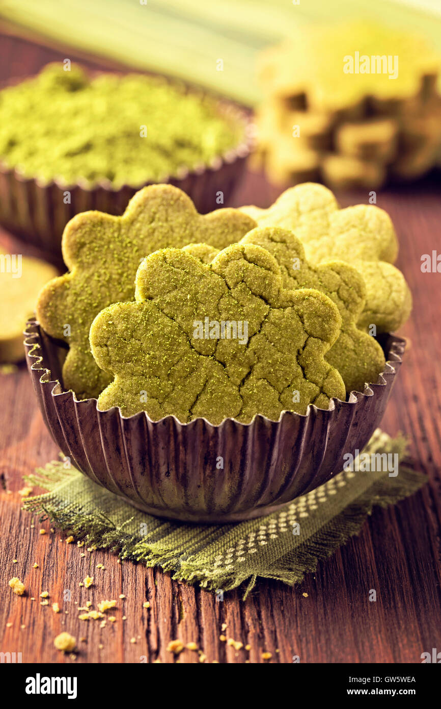 Matcha-Grüntee-Cookies auf einem Holztisch Stockfoto
