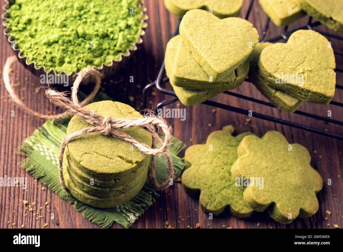 Matcha-Grüntee-Cookies auf einem Holztisch Stockfoto