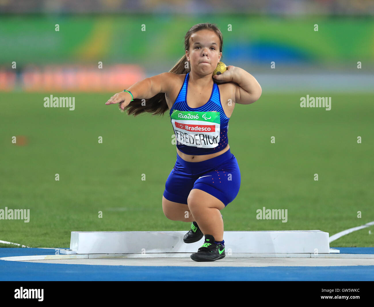 USAS Emily Frederick in Aktion im Kugelstoßen der Frauen - F40 Finale im Olympiastadion während des vierten Tages der Rio Paralympischen Spiele 2016 in Rio De Janeiro, Brasilien. Stockfoto