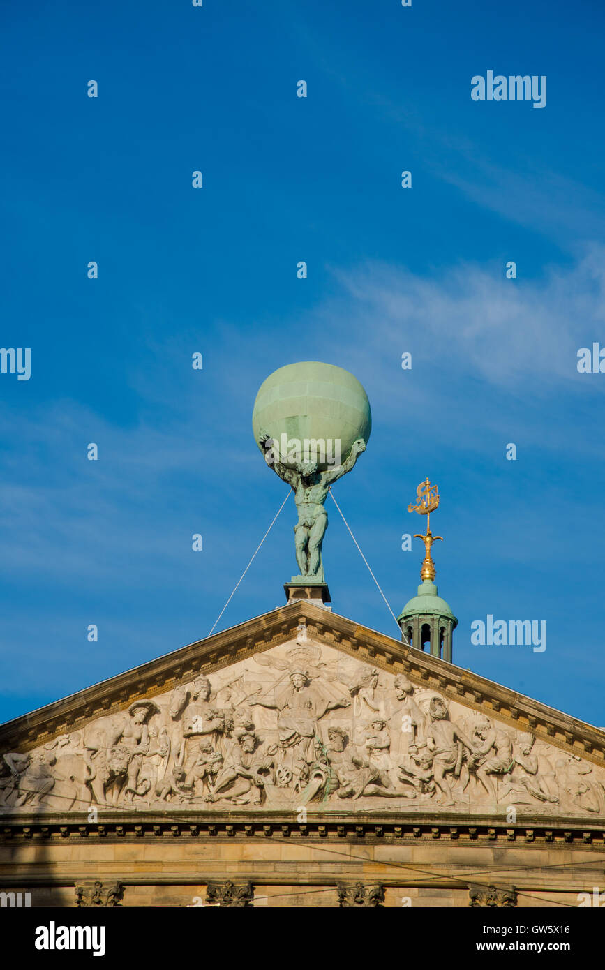 Atlas mit der Welt auf dem Dach des Palastes in Amsterdam holland Stockfoto