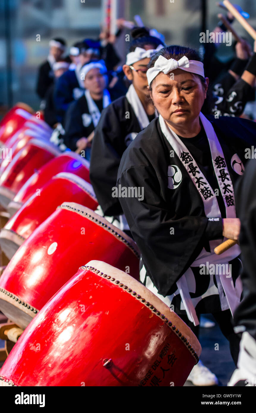 Kodo (taiko Gruppe) im japanischen Festival in Lima, Peru. 110. Geburtstag von okinawan Einwanderung nach Peru. Stockfoto