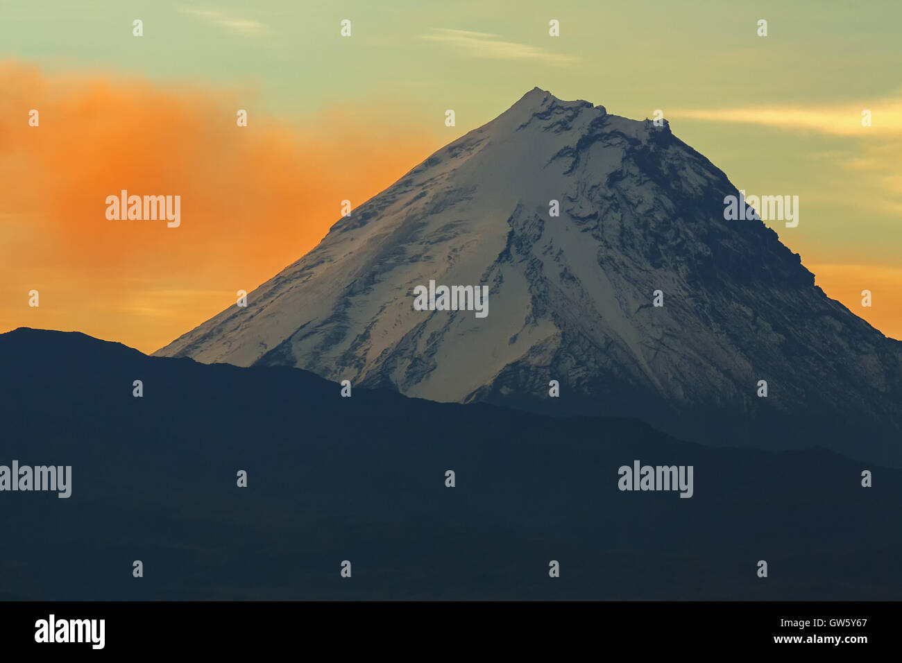 Kamen-Vulkan im Hintergrund des Sonnenaufgangs. Kluchevskaya Gruppe Vulkane Stockfoto