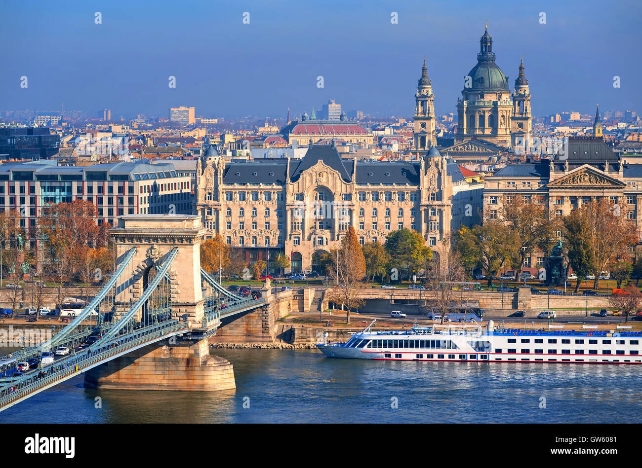 Budapest Stadtzentrum mit Kettenbrücke über die Donau, Gresham Hotel und St Stephen Basilika, Ungarn Stockfoto