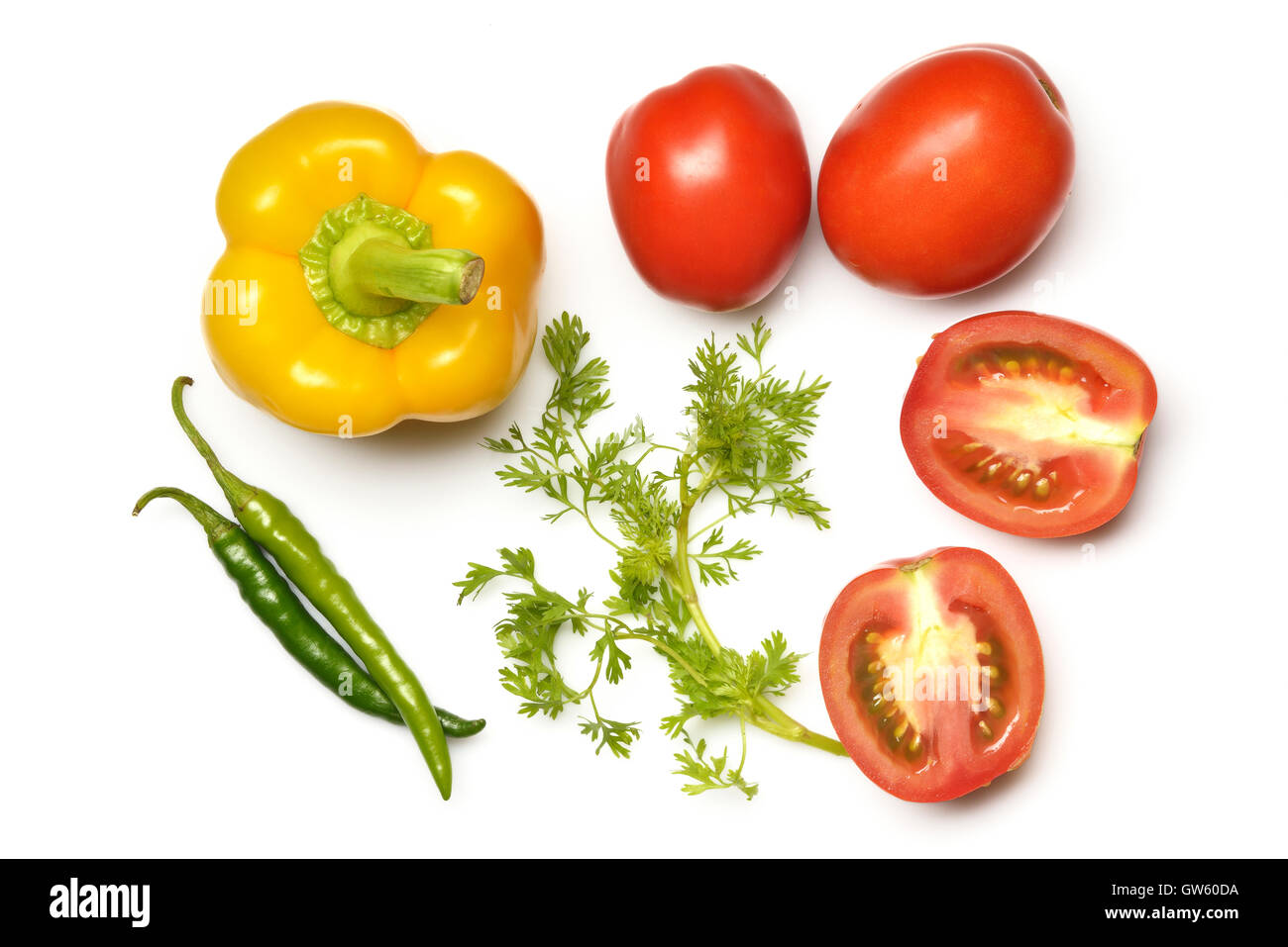 Draufsicht der gelbe Paprika, Tomaten, Chili und Koriander Stockfoto