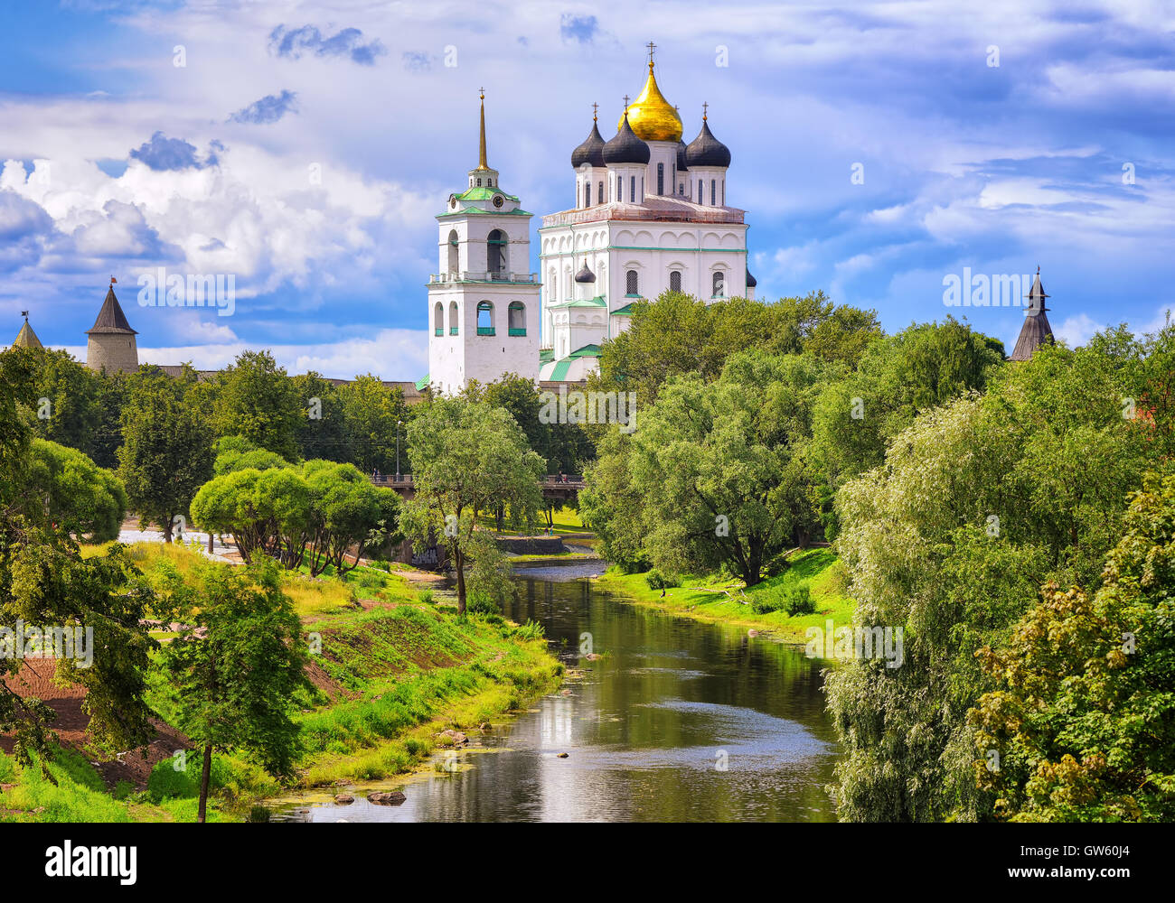 Die goldene Kuppel der Trinity Church und Türme der Pskower Kreml (Krom) reflektiert in den Fluss, Pskow, Russland. Stockfoto