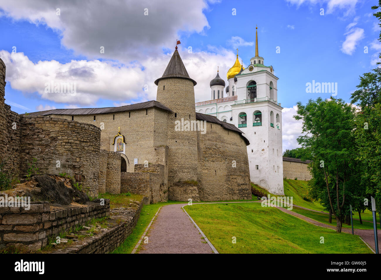 Der Pskower Kreml mit der umgebenden Wände und die Trinity Church, Pskow, Russland. Stockfoto