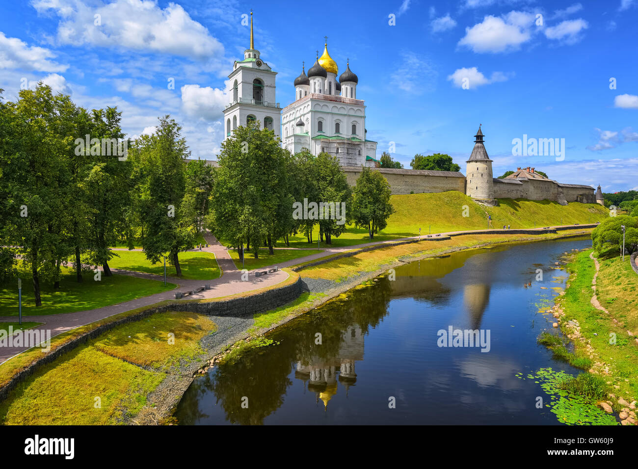 Der Wachturm, die Wände und die goldene Kuppel der Trinity Church in der Pskower Kreml Reflexion in einem Fluss, Pskow, Russland Stockfoto